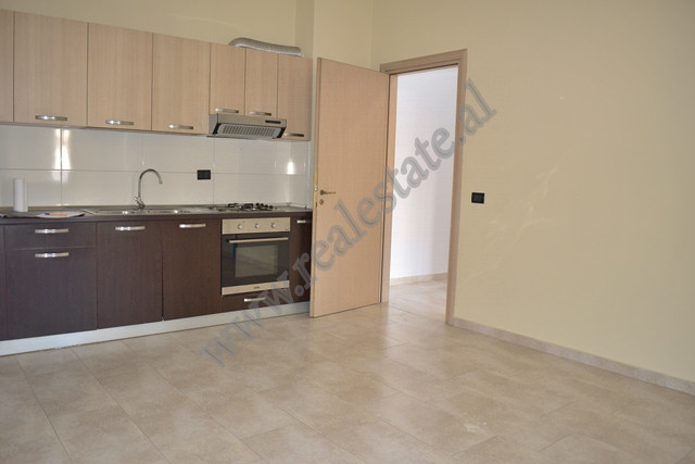 Apartament 2+1 per zyre per qera ne rrugen Hoxha Tahsim ne Tirane.&nbsp;
Apartamenti pozicionohet n